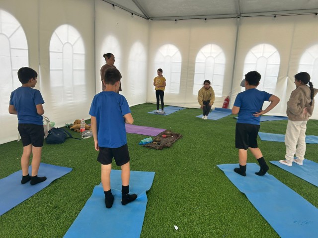 יוגה לילדי העוטף המפונים בקיבוץ גבולות